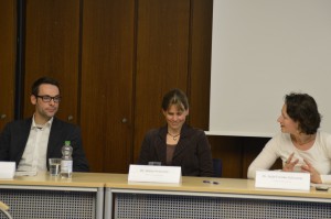 Daniel Jesche, Dr. Sonja Petersen und Dr. Anja Franke-Schwenk (v.l.) debattieren über Ressourcenknappheit und Wirtschaftswachstum.