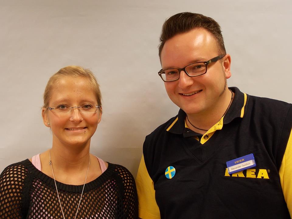 Janina (Annis Schwester) und Alex (IKEA Kiel) suchen nach geeigneten Stammzellenspender für Blutkrebspatienten. Foto: Alexander Seidlich, IKEA Kiel.
