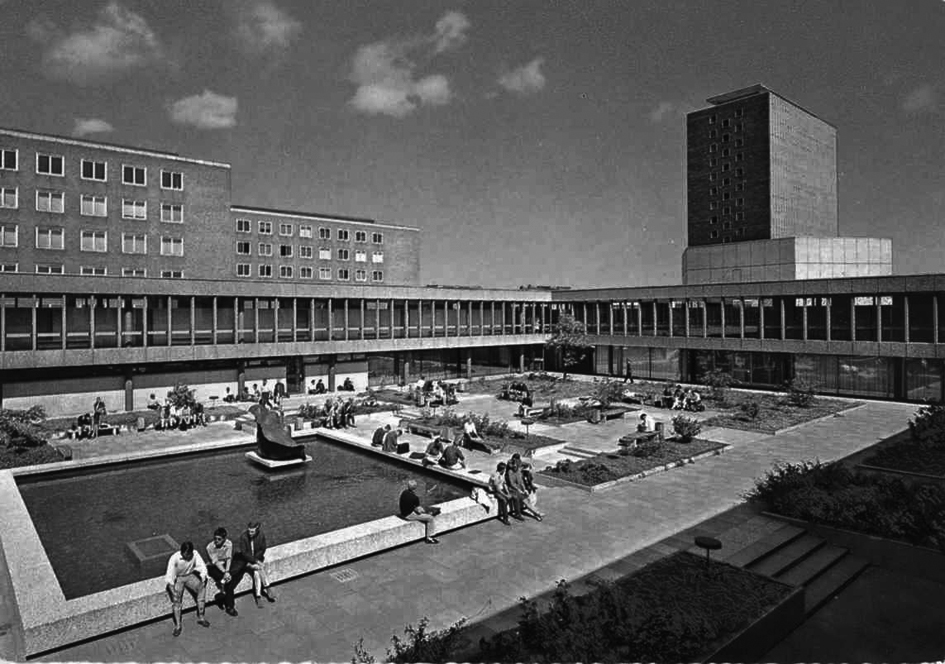Blick in den Innenhof des Studentenhauses (Mensa I) um 1970. Foto: Klaus Gereon Beuckers (Hg.): Architektur für Forschung und Lehre.