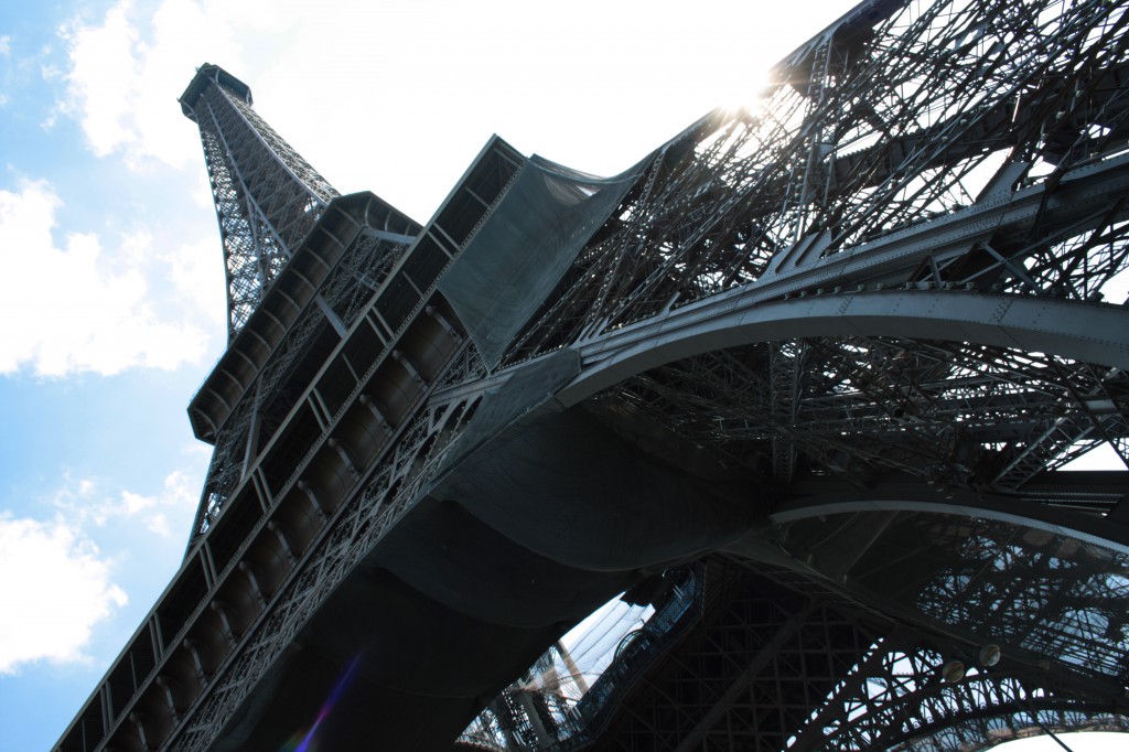 Wahrzeichen in gewaltigen Stahlmassen: der 300 Meter hohe Eiffelturm. Foto: cw