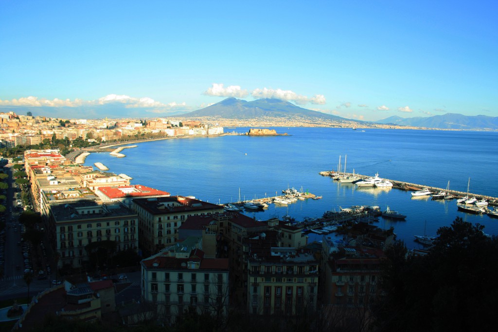 Blick auf den Golfo di Napoli, die Dächer der Stadt und den schlafenden Vesuv. Foto: cw