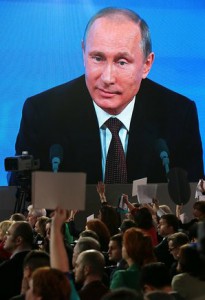 Vladimir Putin inszeniert sich medienwirksam.