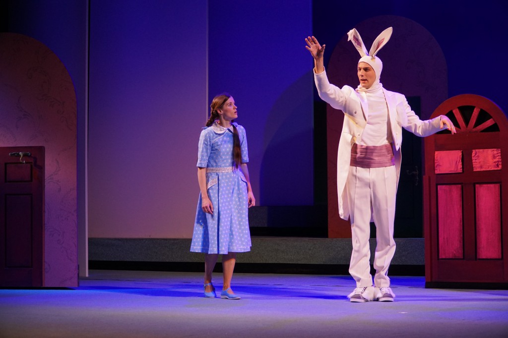 Alice (Jennifer Böhm) lässt sich vom weißen Kaninchen (Frederik Götz) die Regeln des Wunderlands erklären. Foto: Olaf Struck