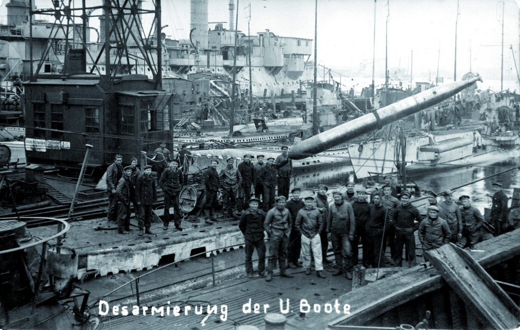 Die Matrosen verweigern im November 1918 den Kriegsbefehl und entwaffnen die U-Boote. Foto: Foto: Stadtarchiv Kiel 1.3 Postkartensammlung